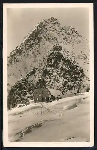 AK Teryho chata, Vysoke Tatry, Berghütte vor verschneitem Gebirgsmassiv