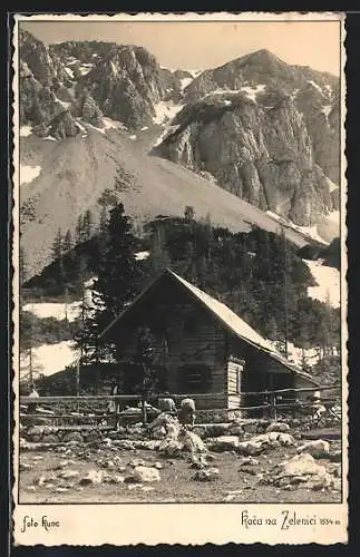 AK Koca na Zelenici, Berghütte gegen ein Gebirgsmassiv