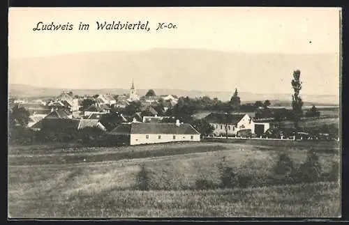 AK Ludweis im Waldviertel, Blick über Felder auf den Ort