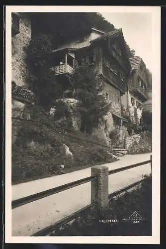 AK Hallstatt, Strassenpartie mit Häusern am Hang