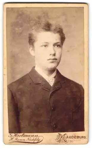 Fotografie G. Hartmann, Magdeburg, Lüneburgerstr. 2, Junger Herr im Anzug mit Krawatte
