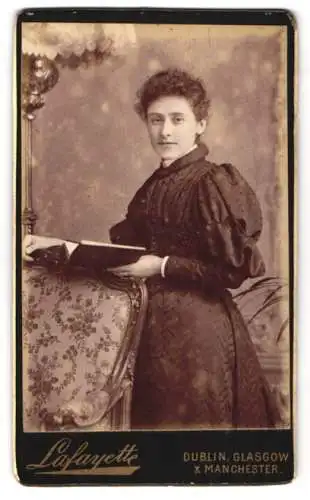 Fotografie Lafayette, Dublin, 30-31, Westmoreland St., Junge Dame im Kleid mit Buch