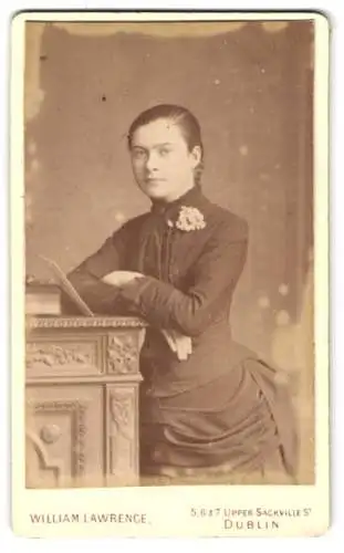 Fotografie William Lawrence, Dublin, 5-7, Upper Sackville-Street, Junge Dame in zeitgenössischer Kleidung