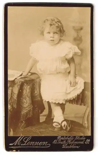 Fotografie M. Lennon, Dublin, 13, South Richmond St., Kleines Kind in weisser Kleidung