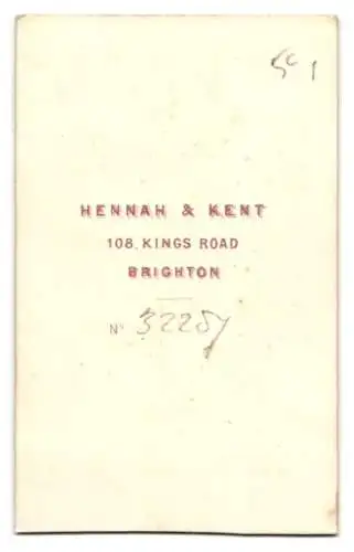 Fotografie Hennah & Kent, Brighton, 108, Kings Road, Bürgerliche Dame mit Kragenbrosche