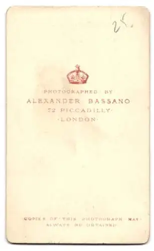 Fotografie Alexander Bassano, London, 72, Piccadilly, Bürgerlicher Herr sitzt am Tisch