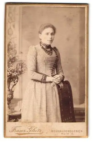 Fotografie Franz Gleitz, Neuhaldensleben, Markt 15, Junge Dame im karierten Kleid