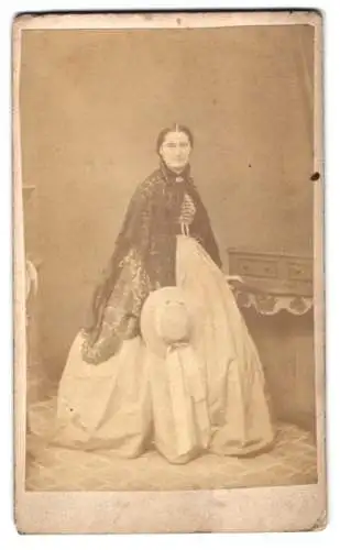 Fotografie W. Steele, Dudley, Junge Dame in zeitgenössischer Kleidung