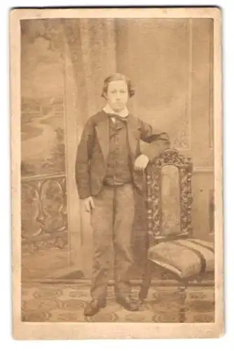 Fotografie Ludwig Schultz, Greenwich, London Street, Junger Mann in modischer Kleidung