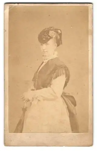 Fotografie H. Howle, Newport, Bürgerliche Dame im Kleid mit Schirm