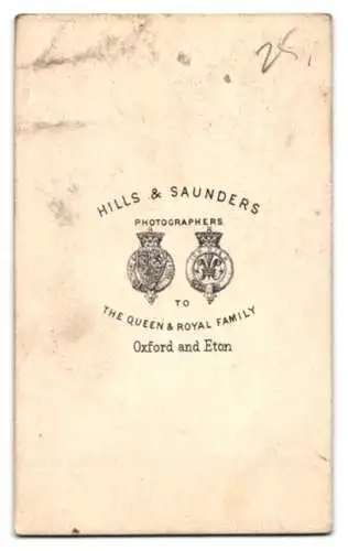 Fotografie Hills & Saunders, Oxford, Junger Herr im Anzug mit Fliege