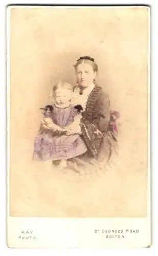 Fotografie J. Kay, Bolton, 160, St. Georges Road, Bürgerliche Dame mit Kind auf dem Schoss