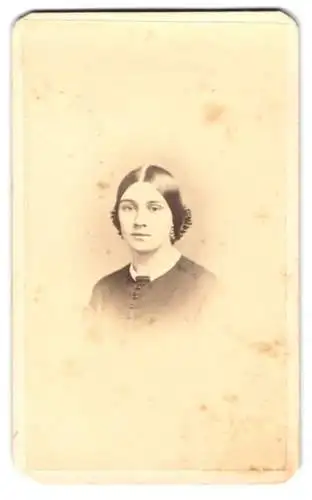 Fotografie R. A. Lord, New York, NY, 158, Chatham Street, Junge Dame mit zeitgenössischer Frisur
