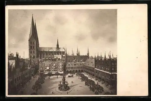 AK Lübeck, Marktplatz mit Rathaus u. Marienkirche aus der Vogelschau