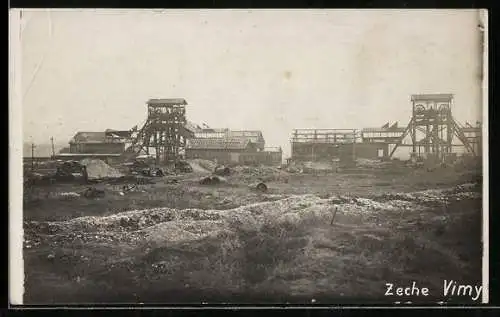 Foto-AK Vimy, Zeche mit Fördertürmen