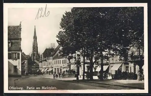 AK Offenburg, Partie am Marktplatz mit Apotheke, Geschäften und Kirche