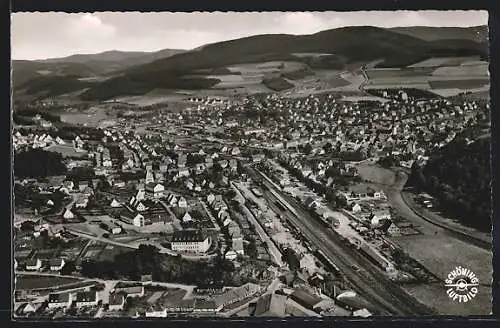 AK Meschede /Sauerland, Gesamtansicht mit Bergen vom Flugzeug aus