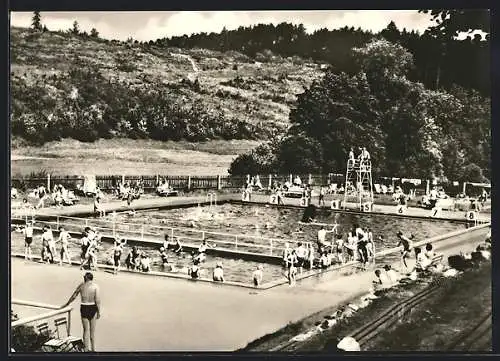 AK Schönau / Thür. Wald, Waldschwimmbad mit Badegästen