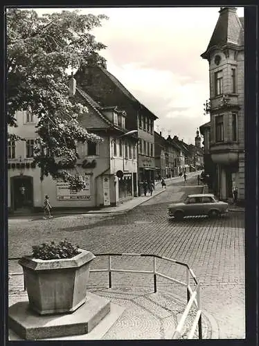 AK Eisenberg /Thür., Blick von der Fabrikstrasse zum Steinweg mit Konsum und Trabant