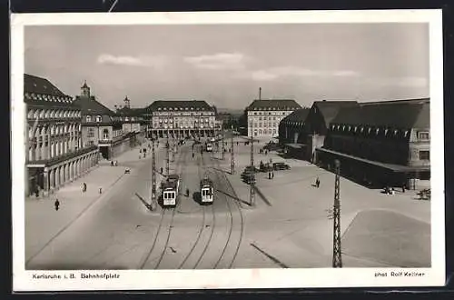 AK Karlsruhe, Strassenbahnen und Autos am Bahnhofsplatz