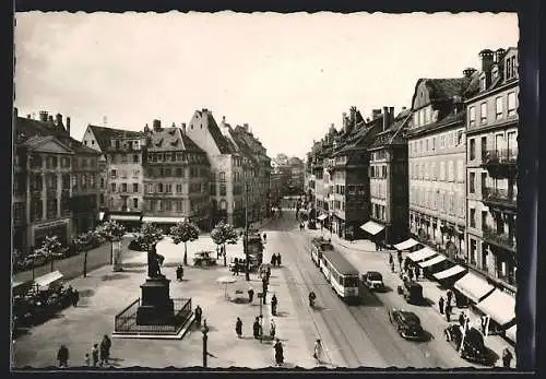AK Strassburg, Gutenberg-Platz mit Denkmal und Strassenbahn