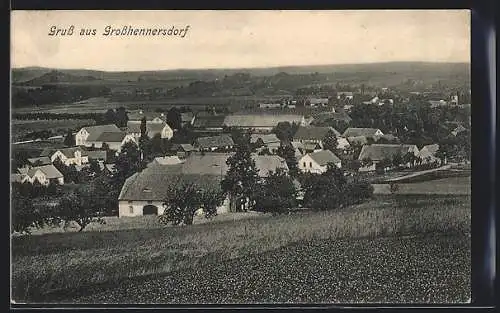 AK Grosshennersdorf, Ortsansicht mit Feldern