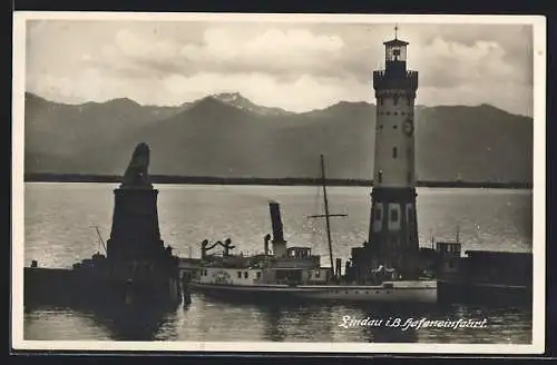 AK Lindau i. B., Hafeneinfahrt mit Bergblick