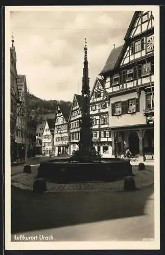 AK Bad Urach, Strasse am Markt mit Brunnen