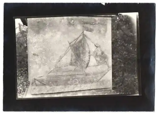 Fotografie W. Apel, Berlin, Ansicht Guben, Jüdischer Friedhof, Grabstein mit Relief eines Segelbootes