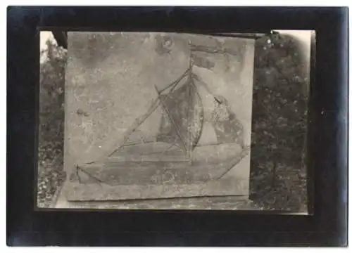 Fotografie W. Apel, Berlin, Ansicht Guben, Jüdischer Friedhof, Grabstein mit Relief eines Segelbootes
