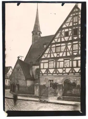 Fotografie W. Apel, Berlin, Ansicht Forchheim / Bayern, Strasseneck mit Fachwerkhaus & Kirche