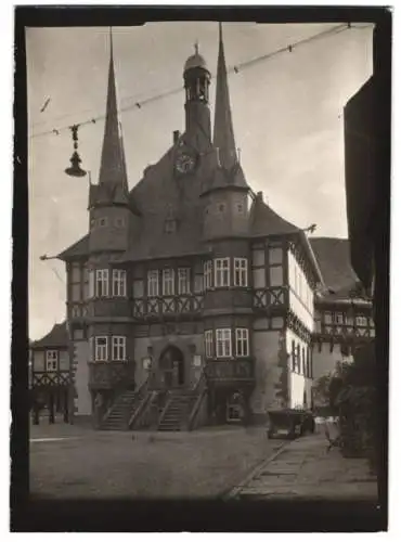 Fotografie W. Apel, Berlin, Ansicht Wernigerode / Harz, Rathaus mit Vorplatz