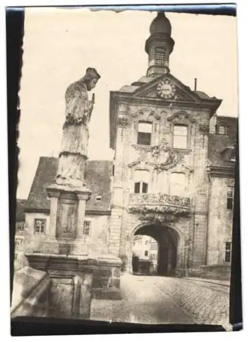 Fotografie W. Apel, Berlin, Ansicht Bamberg, Statue auf der Brücke am Stadttor