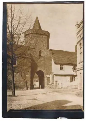 Fotografie W. Apel, Berlin, Ansicht Cottbus, Gasse am Stadttor