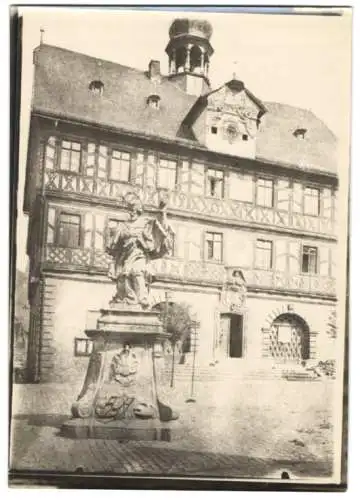 Fotografie W. Apel, Berlin, Ansicht Bad Staffelstein, Denkmal vor dem Rathaus