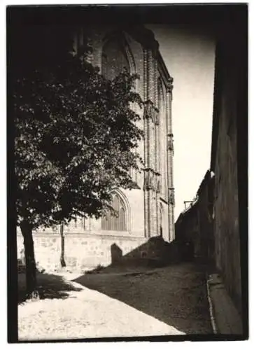 Fotografie W. Apel, Berlin, Ansicht Königsberg / Neumark, Gasse neben der Marienkirche
