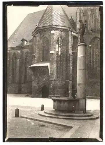 Fotografie W. Apel, Berlin, Ansicht Frankfurt / Oder, Brunnen neben der Kirche