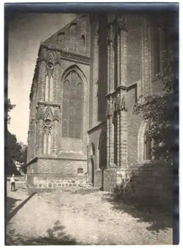 Fotografie W. Apel, Berlin, Ansicht Königsberg / Neumark, Knabe neben der Marienkirche