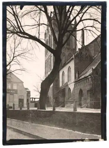 Fotografie W. Apel, Berlin, Ansicht Freienwalde / Oder, Bankhaus neben der Kirche