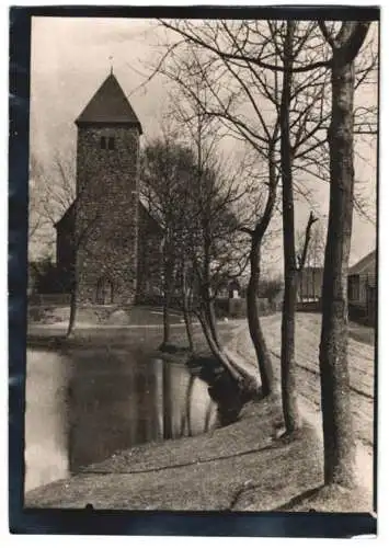 Fotografie W. Apel, Berlin, Ansicht Gahlen / Spreewald, Strassenansicht mit Kirche & Uferpartie