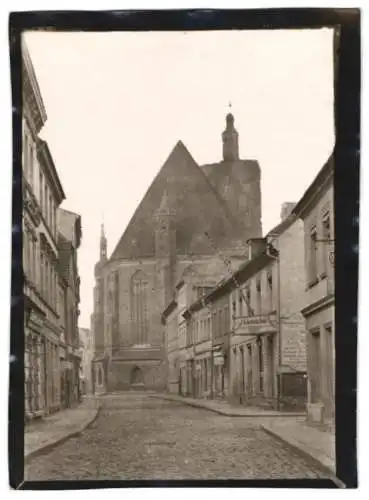 Fotografie W. Apel, Berlin, Ansicht Guben, Strassenansicht mit Drogerie Eckert & Stadtkirche im Hintergrund