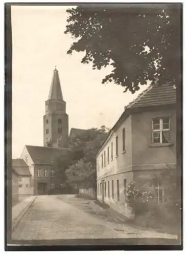 Fotografie W. Apel, Berlin, Ansicht Brandenburg / Havel, Strassenansicht mit Wohnhäusern und Uhrenturm
