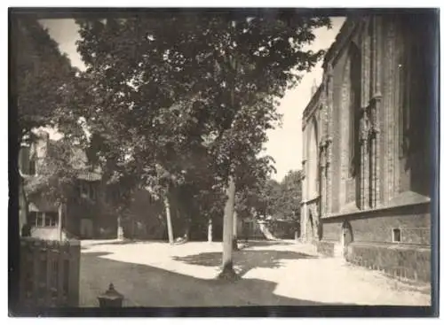 Fotografie W. Apel, Berlin, Ansicht Königsberg / Neumark, Kirche mit Nebengebäuden