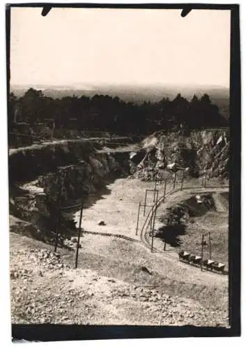 Fotografie W. Apel, Berlin, Ansicht Grosskoschen, Grauwacke-Steinbruch, Bergbau-Betrieb mit Lorenbahn