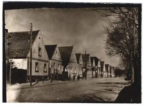Fotografie W. Apel, Berlin, Ansicht Dürrlettel / Neumark, Dorfstrasse mit Wohnhäusern