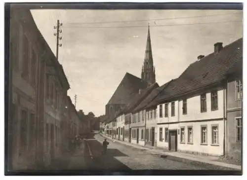 Fotografie W. Apel, Berlin, Ansicht Königsberg / Neumark, Königstrasse mit Wohn - und Geschäftshäusern, Kirche