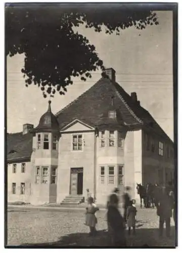 Fotografie W. Apel, Berlin, Ansicht Königsberg / Neumark, Stadthaus / Villa mit Strasseneck