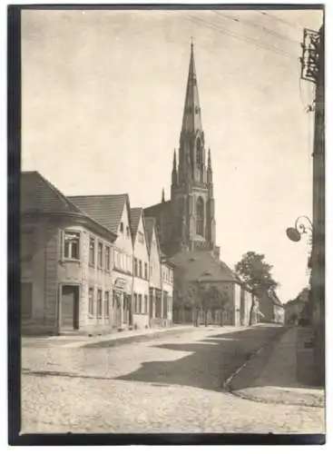 Fotografie W. Apel, Berlin, Ansicht Königsberg / Neumark, Strassenansicht mit Geschäftshaus & Blick zur Kirche