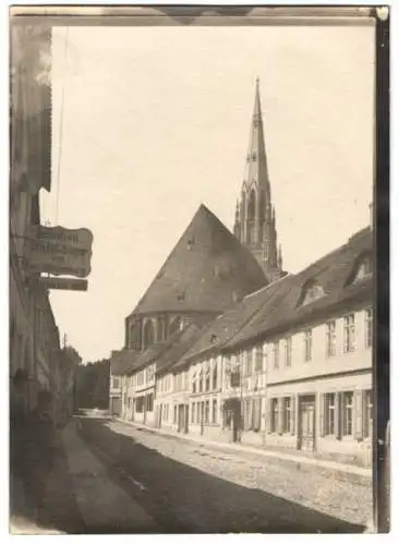 Fotografie W. Apel, Berlin, Ansicht Königsberg / Neumark, Königstrasse mit Geschäfts - und Wohnhäusern, Blick zur Kirche