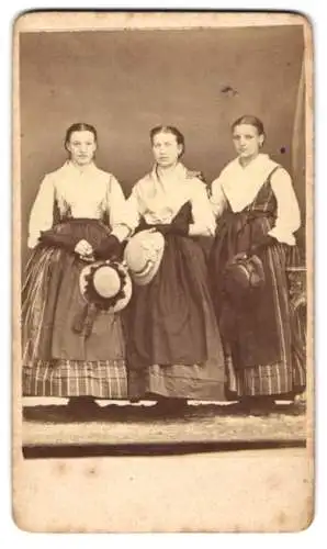 Fotografie unbekannter Fotograf und Ort, drei junge Damen in zeitgenössischen Kleidern mit Sommerhut